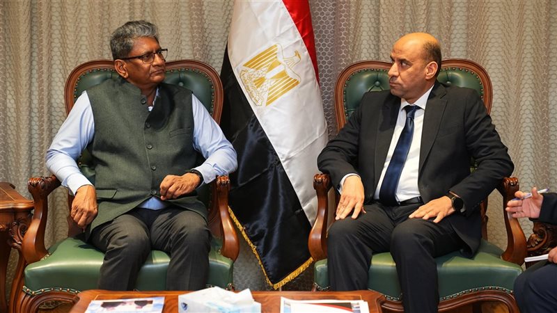 وزير العمل والسفير