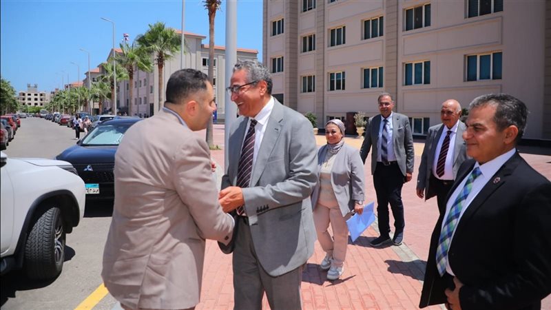 رئيس جامعة حورس يستقبل