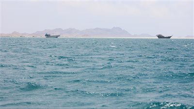 تهديدات الحوثيين تربك الملاحة، ناقلتا نفط سعوديتان تغيران مسارهما في البحر الأحمر