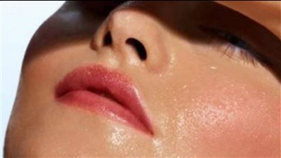 طرق طبيعية لتقليل لمعان البشرة الدهنية في الصيف 