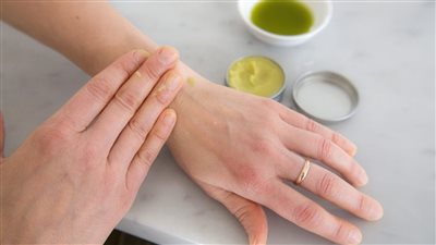 طرق طبيعية لتخفيف التهابات الجلد الناتجة عن العرق