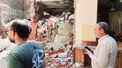 رفع آثار انهيار جزئي لعقار قديم في غرب المنصورة دون إصابات (صور)