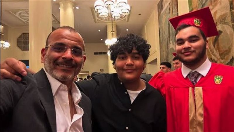 أيمن بهجت قمر ونجلاه
