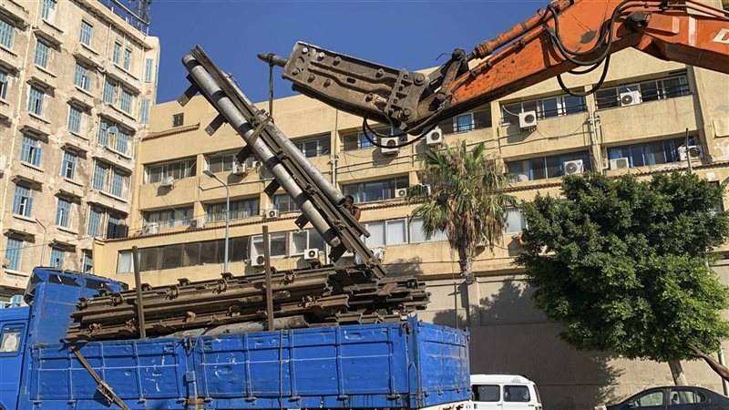 وداعًا ترام الرمل.. الحفارات تقتلع 100 عام من ذاكرة الإسكندرية
