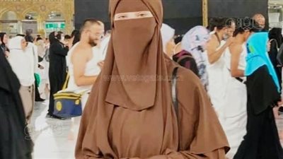 منصة التخرج تتحول لوداع، أم تتسلم تكريم ابنتها الراحلة بجامعة الزقازيق (صور)