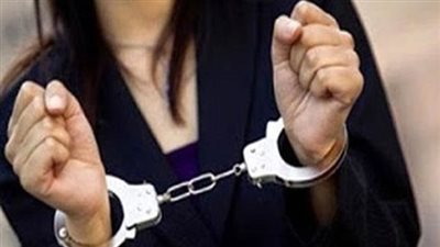 وصول المتهمة بقتل وتقطيع والدتها بمنطقة سيدى بشر إلى الإسكندرية 