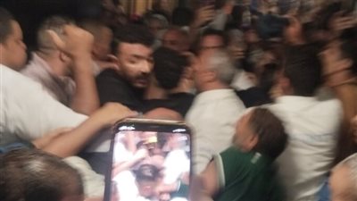 حالة من الفوضى في استقبال أحمد العوضي بإحدى سينمات 