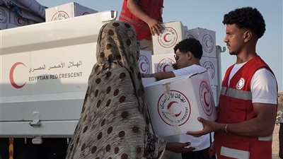 على مدار يومين، قافلة من الهلال الأحمر لتقديم مساعدات إنسانية لأهالي شلاتين 