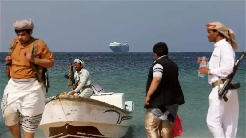 حوثيون يراقبون حركة