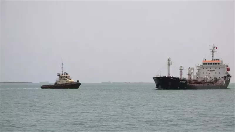 ناقلتا نفط في البحر