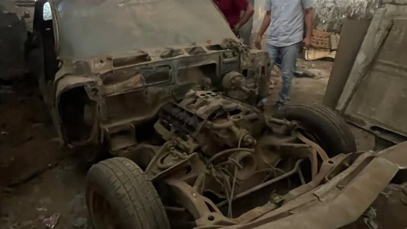 سيارة خردة تم تفكيكها