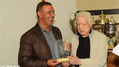 مرتضى منصور يهدي خولييت درع وتيشيرت الزمالك