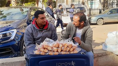  شقيان من يومه.. أشهر بياع ساندوتشات بالغربية يروي قصة كفاحه من الابتدائي للجامعة|فيديو