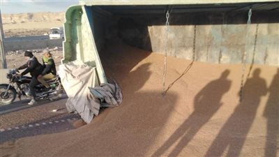 معاينة النيابة تكشف سبب انقلاب سيارة نقل على الدائري الأوسطي | صور