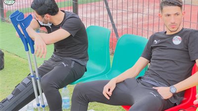 يمشي بعكازين.. الحزن يسيطر على أكرم توفيق بمران منتخب مصر| صورة 