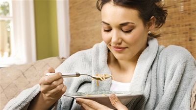 كيف تحافظين على وزنك في الشتاء.. استشاري يجيب