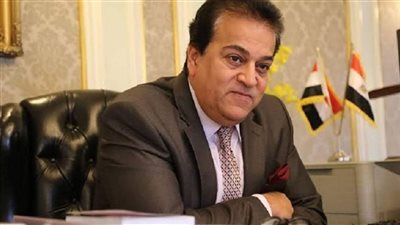 خالد عبد الغفار يتابع الحالة الصحية للصيدلانية «نجوى» ويكلف مساعده بالإشراف على علاجها