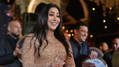 بوسي تشعل حفل زفاف ابنة شوقي غريب.. والعروس تتفاعل مع أغانيها | صور