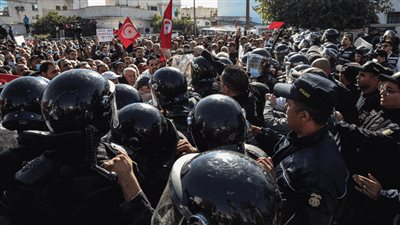 على طريقة حرامي الدائري.. شرطي تونسي يتحرش بصحفية خلال مظاهرة في بث مباشر | فيديو