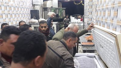 لحظة غلق وتشميع مطعم مشويات شهير بأوسيم| صور وفيديو