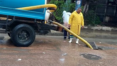 كسح مياه الأمطار من الشوارع في الإسكندرية | صور