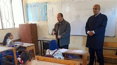 وكيل تعليم قنا يجرى جولة تفقدية لمتابعة امتحانات النقل |صور 