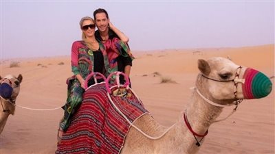 بالصقر والجمل.. باريس هيلتون تقضى آخر محطات شهر العسل في صحراء دبي|صور