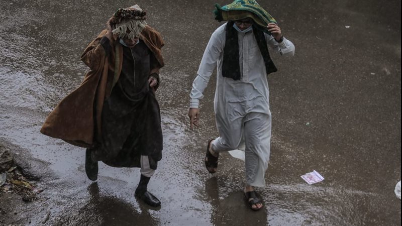 سقوط الأمطار