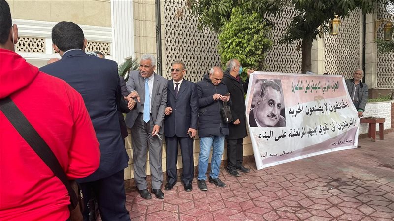 أمام ضريح عبد الناصر