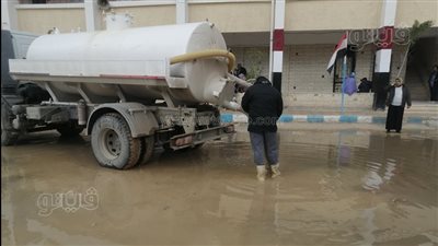 استمرار رفع مياه الأمطار من فناء المدارس في مطروح| صور