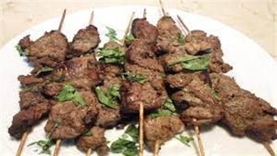 بدلا من الجاهز.. طريقة عمل الكباب المشوي في البيت بطريقة سهلة|فيديو 