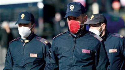 تضيع الهيبة.. أزمة داخل الشرطة الإيطالية بسبب الكمامات وردية اللون 