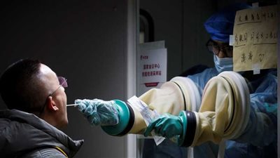 عالم بريطاني: عرض هام يظهر لدى 73% من المصابين بمتحور أوميكرون