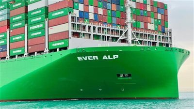  سفينة الحاويات العملاقة EVER ALP تعبر قناة السويس في أولى رحلاتها