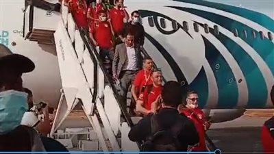 سفير مصر فى الكاميرون يستقبل مشجعي المنتخب في مطار جاروا | فيديو