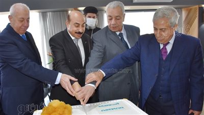 محافظ أسوان يشرح للمحافظين السابقين أعمال التطوير والتجميل والتحول الرقمي.. فيديو