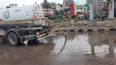 سحب تجمعات مياه الأمطار من شوارع الدقهلية | صور 