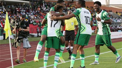 نيجيريا تهزم غينيا بيساو بثنائية وتتصدر مجموعة مصر