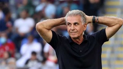 بـ «القبلات».. كيروش يصالح الجمهور والأمن يخرج حكم المباراة | فيديو 