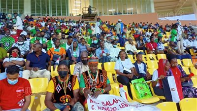 تشجيع حار من جماهير الكاميرون لـ محمد صلاح فور نزوله ملعب رومدي أدجيا | فيديو