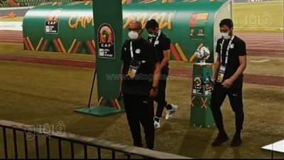 أكرم توفيق يظهر بـ العكاز في مباراة المنتخب الوطني أمام غينيا | فيديو