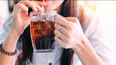 معهد التغذية يحذر من المشروبات الغازية: قنبلة موقوتة تمتص الكالسيوم من الجسم