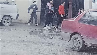 وسط برك الأمطار.. طلاب رابعة ابتدائي يتوافدون على لجان الامتحانات فى الإسكندرية | فيديو 