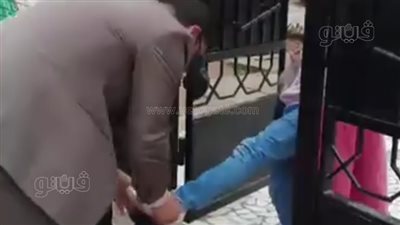 خرجت من اللجنة طلبا لمساعدة والدها.. أب يربط الحذاء لابنته قبل دخولها الامتحان بالغربية|فيديو