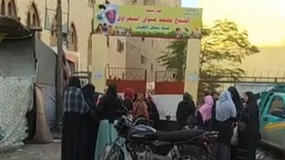 طلاب الصف الرابع الابتدائي يتوافدون على لجان شبرا الخيمة لأداء امتحان العلوم | فيديو