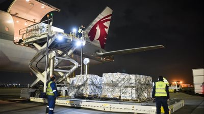 استقبال ٣ ملايين جرعة من لقاح «فايزر» بمطار القاهرة الدولي