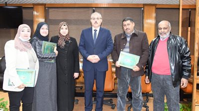 تكريم فريق العمل المسئول عن تحديث ملفات الجهاز الإدارى بجامعة القناة