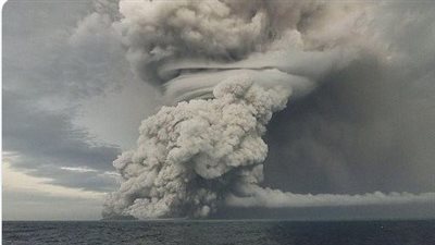 لحظات رعب.. ثوران بركان تونجا وتسونامي يصيب اليابانيين بالذعر | فيديو