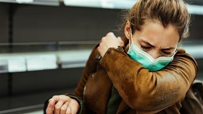 دراسة أوروبية تكشف المسافة الآمنة عند العطس والسعال لتجنب عدوي كورونا 
