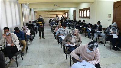 رئيس جامعة الأقصر يتابع سير امتحانات الفصل الدراسي الأول بكلية الألسن 